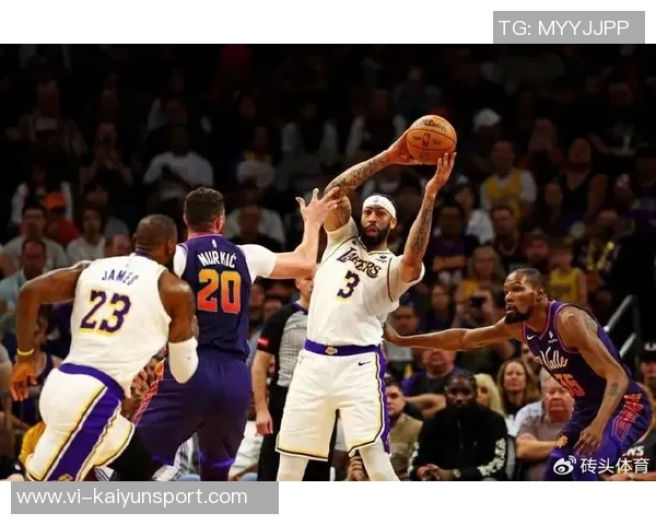 杰伦布朗勇猛冲击篮筐展现强硬风格却意外零罚球引发热议 杰伦布朗勇猛冲击篮筐展现强硬风格却意外零罚球引发热议