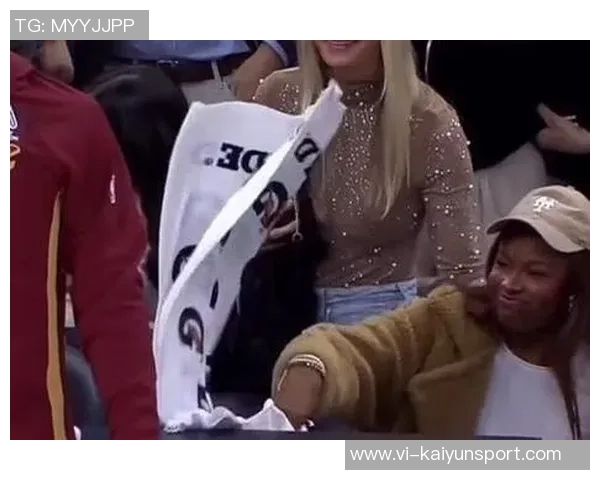 当众秀恩爱米切尔往未婚妻脸上丢毛巾后者气鼓鼓可爱噘嘴