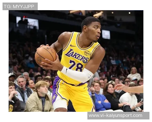 湖人训练场景曝光斯玛特紧逼八村里夫斯全力防守展现球队默契